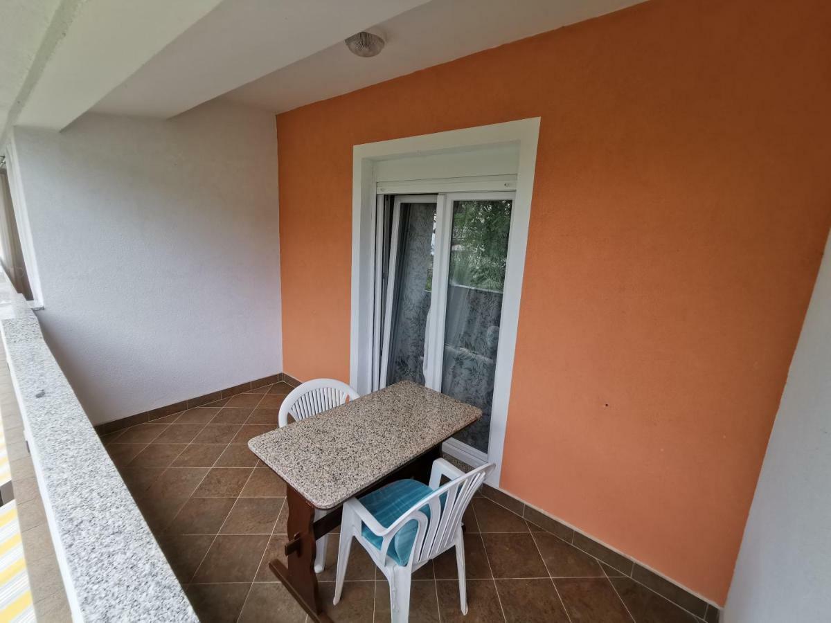 Apartment Martina Banjol Exterior foto